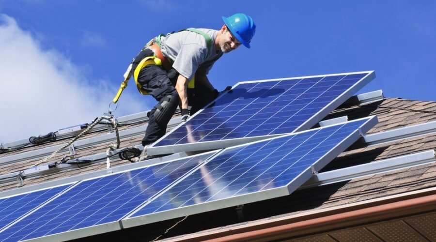 Instalador de placas solares, una profesión de presente y mucho futuro
