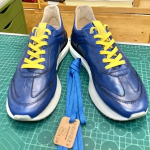 Vista superior Zapatos artesanales de cuero certificado LWG fabricados en España color azul