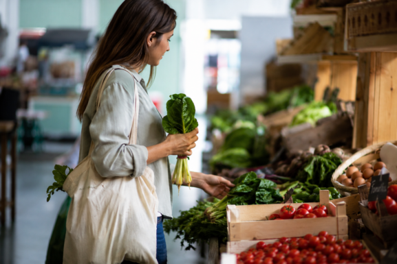 consumo consciente con la compra de verdura fresca